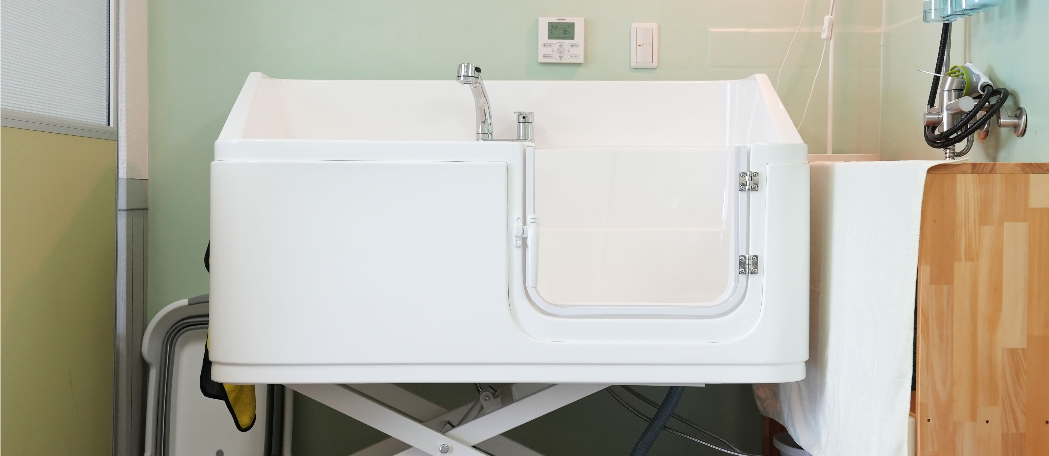 昇降式ドッグバス（ドア付き）